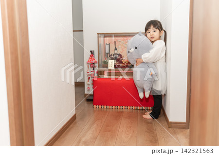 自宅で雛祭りを楽しむ3歳の女の子 142321563