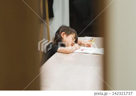 自宅で塗り絵をしながら寝てしまった3歳の女の子 142321737