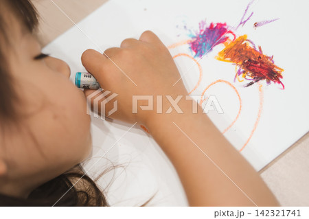 自宅で塗り絵をしながら寝てしまった3歳の女の子 自宅で塗り絵をしながら寝てしまった3歳の女の子 142321741