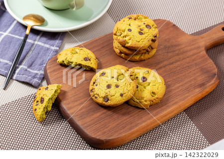 crispy Matcha Chocolate Chip Cookies With Green Tea Flavor 142322029