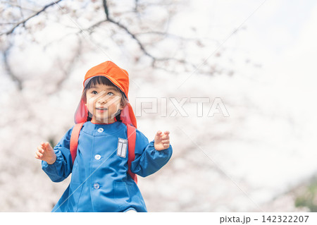 幼稚園入園を楽しみにする女の子と桜 幼稚園入園を楽しみにする女の子と桜 142322207