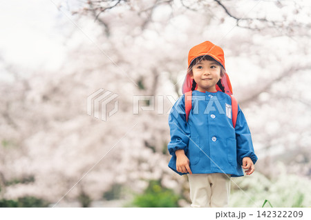 幼稚園入園を楽しみにする女の子と桜 幼稚園入園を楽しみにする女の子と桜 142322209