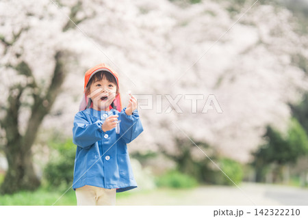 幼稚園入園を楽しみにする女の子と桜 幼稚園入園を楽しみにする女の子と桜 142322210