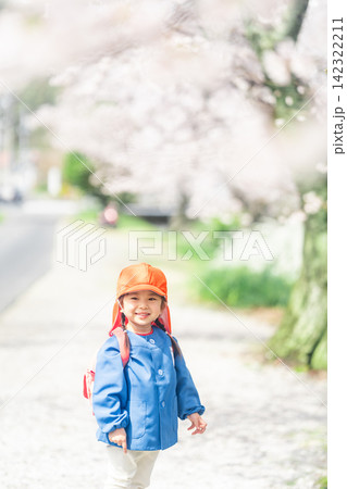 幼稚園入園を楽しみにする女の子と桜 幼稚園入園を楽しみにする女の子と桜 142322211