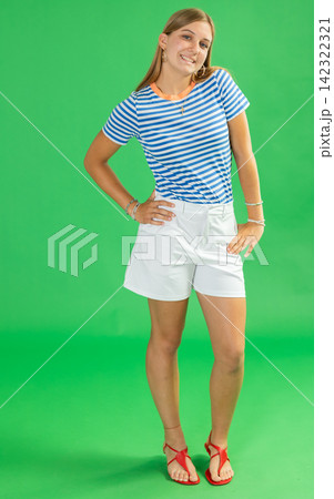Teenage girl posing in front of green screen 142322321