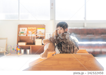 教室でぬいぐるみと遊ぶ女の子 教室でぬいぐるみと遊ぶ女の子 142322450