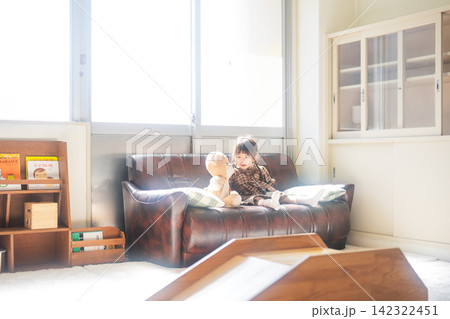 教室でぬいぐるみと遊ぶ女の子 教室でぬいぐるみと遊ぶ女の子 142322451