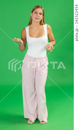 Teenage girl explaining or telling something in front of green screen Teenage girl explaining or telling something in front of green screen 142322454