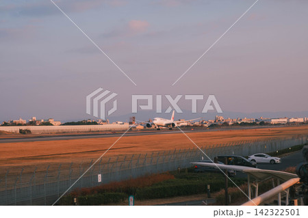 [伊丹スカイパーク]夕暮れ時の茜色の空へ！伊丹空港から飛び立つ飛行機！ 142322501