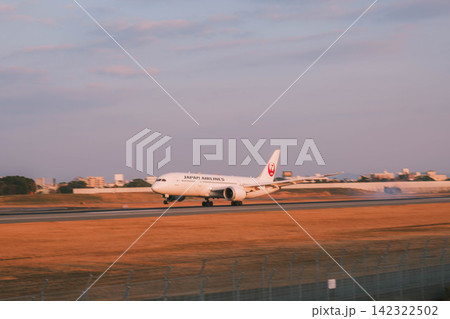 [伊丹スカイパーク]夕暮れ時の茜色の空へ！伊丹空港から飛び立つ飛行機！ 142322502