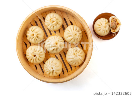 chinese steamed pork dumplings xiaolongbao served in bamboo steamer chinese steamed pork dumplings xiaolongbao served in bamboo steamer 142322603