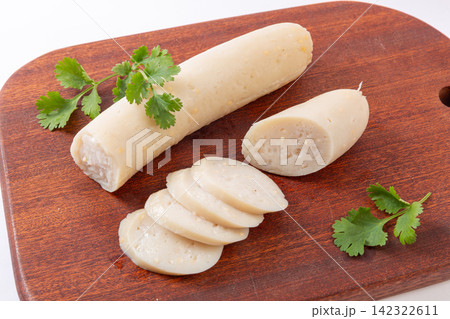 cooked flying fish roe chicken sausages on wooden cutting board 142322611