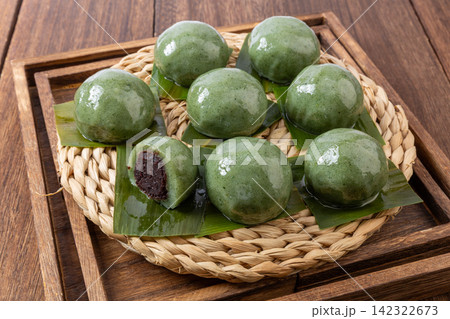 traditional Chinese sweet red bean paste mugwort rice dumplings qingtuan 142322673