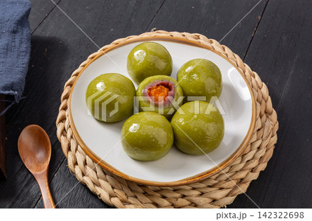 mugwort glutinous rice dumpling filled with salted egg yolk and taro 142322698