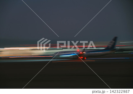 [伊丹スカイパーク]ライトアップされた空港！伊丹空港から飛び立つ飛行機！ 142322987