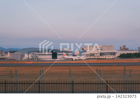 [伊丹スカイパーク]夕暮れ時の茜色の空へ！伊丹空港から飛び立つ飛行機！ 142323073