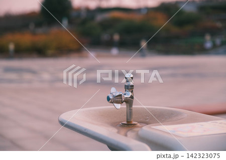 [伊丹スカイパーク]夕暮れ時の茜色の空へ！伊丹空港に併設された公園 142323075