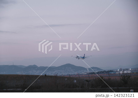 [伊丹スカイパーク]夕暮れ時の茜色の空へ！伊丹空港から飛び立つ飛行機！ 142323121