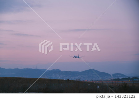 [伊丹スカイパーク]夕暮れ時の茜色の空へ！伊丹空港から飛び立つ飛行機！ 142323122