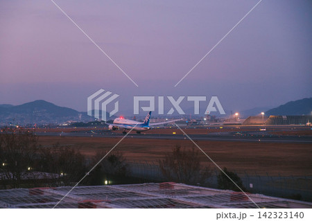 [伊丹スカイパーク]夕暮れ時の茜色の空へ！伊丹空港から飛び立つ飛行機！ 142323140
