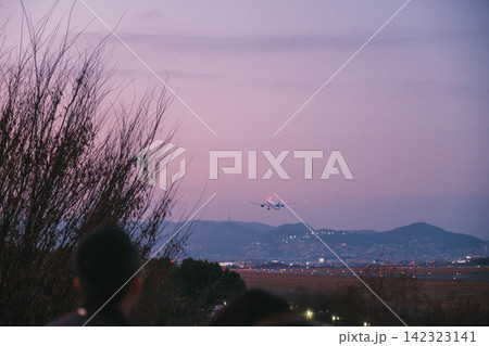 [伊丹スカイパーク]夕暮れ時の茜色の空へ！伊丹空港から飛び立つ飛行機！ 142323141