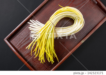 fresh Yellow Garlic Chives Leek Shoots Raw Vegetable fresh Yellow Garlic Chives Leek Shoots Raw Vegetable 142323171