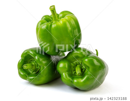 raw Green Bell Peppers Close Up raw Green Bell Peppers Close Up 142323188