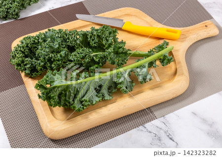 close-up Shot of Fresh Curly Green Kale Leaf close-up Shot of Fresh Curly Green Kale Leaf 142323282