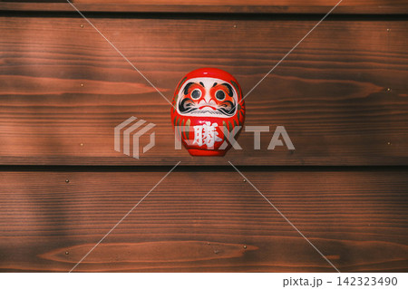 [勝尾寺]大阪の山奥にあるダルマで有名な神社！可愛らしいダルマが飾られた風景 142323490