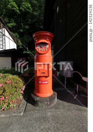 長野　塩尻　丸ポストのある風景（奈良井郵便局） 142324136
