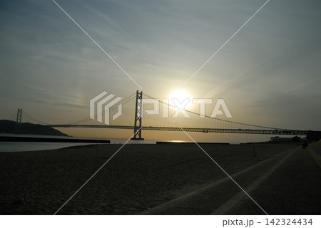 瀬戸大橋と夕日のシルエット 瀬戸大橋と夕日のシルエット 142324434
