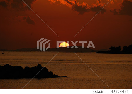 海上の夕焼けと岩礁のシルエット 海上の夕焼けと岩礁のシルエット 142324456