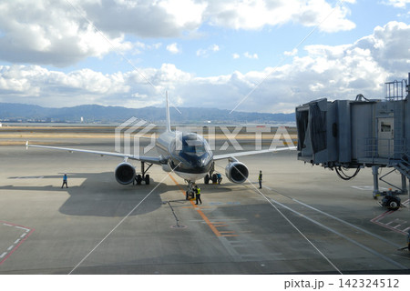 飛行場に駐機する旅客機とボーディングブリッジ 飛行場に駐機する旅客機とボーディングブリッジ 142324512