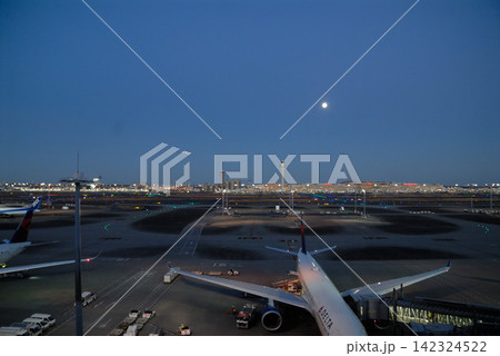 夜明けの空港格納庫と月と航空機 夜明けの空港格納庫と月と航空機 142324522