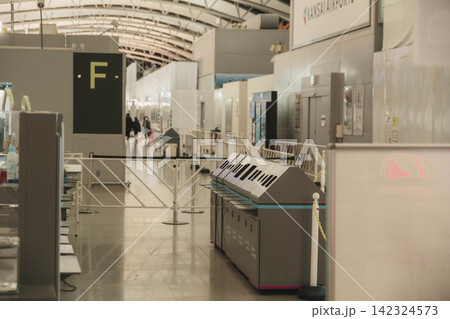 [関西国際空港]第1ターミナルの国際線出発ロビーの風景！西日本の空の玄関口 142324573