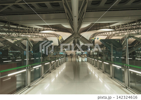 [関西国際空港]第1ターミナルの国際線出発ロビーの風景！西日本の空の玄関口 142324616
