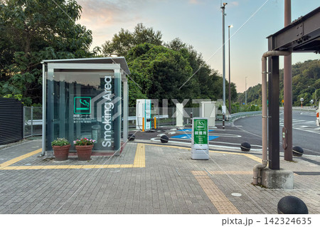 高速道路サービスエリアの喫煙所と電気自動車充電設備 高速道路サービスエリアの喫煙所と電気自動車充電設備 142324635