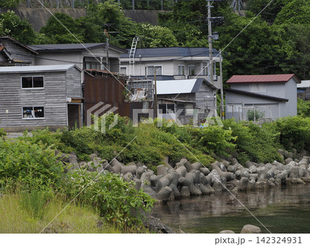 漁村の風景 波消しブロック 廃墟小屋 漁村の風景 波消しブロック 廃墟小屋 142324931
