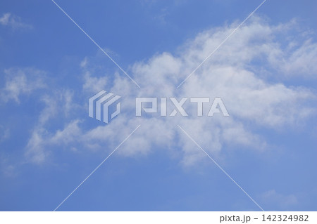 青空と白い雲 142324982