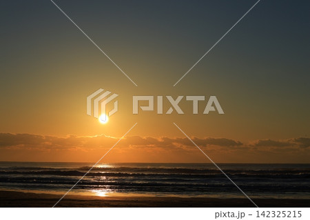 朝日に染まる海 朝日に染まる海 142325215