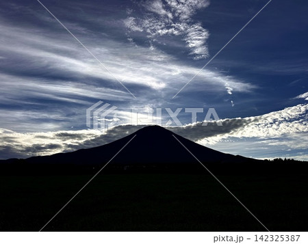 富士山と流れる雲 富士山と流れる雲 142325387