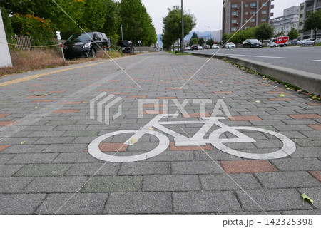 歩道にある普通自転車歩道通行可の標識 歩道にある普通自転車歩道通行可の標識 142325398