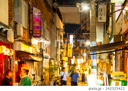 東京・北千住駅前 　飲み屋横丁 142325421