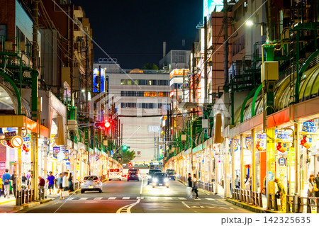 東京・北千住駅 駅前夜景 東京・北千住駅 駅前夜景 142325635