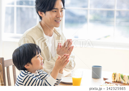 家族の楽しい食卓 家族の楽しい食卓 142325985