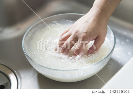 お米を研ぐシーン 142326102