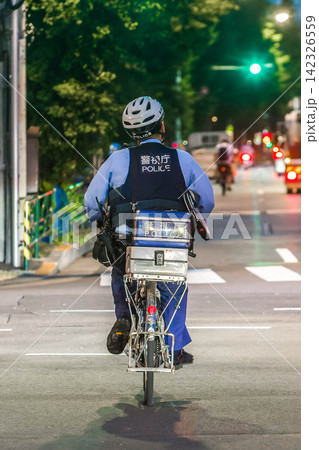 自転車で現場へ向かう警察官 自転車で現場へ向かう警察官 142326559