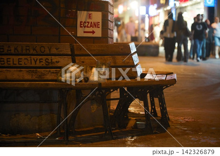 イスタンブールの街角ベンチで丸くなる野良猫、夜の繁華街の風景 イスタンブールの街角ベンチで丸くなる野良猫、夜の繁華街の風景 142326879