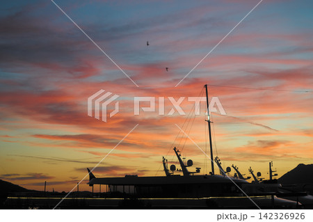 コルチュラの港に停泊するヨットと茜色の夕焼け空、クロアチア コルチュラの港に停泊するヨットと茜色の夕焼け空、クロアチア 142326926