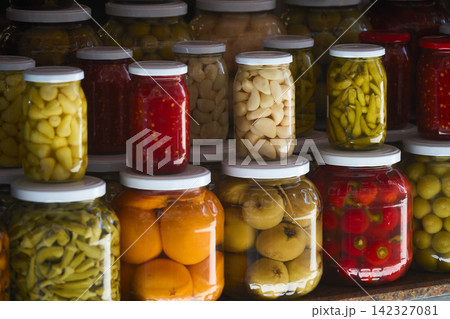 イスタンブールの市場に並ぶ色とりどりの野菜のピクルス瓶詰め イスタンブールの市場に並ぶ色とりどりの野菜のピクルス瓶詰め 142327081
